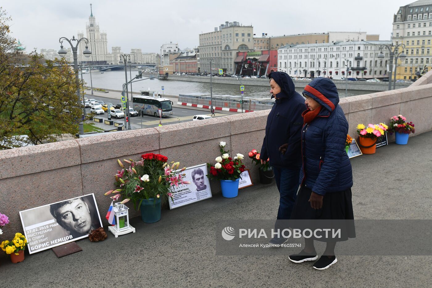 Цветы на месте гибели Б. Немцова