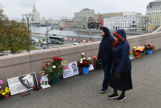 Цветы на месте гибели Б. Немцова