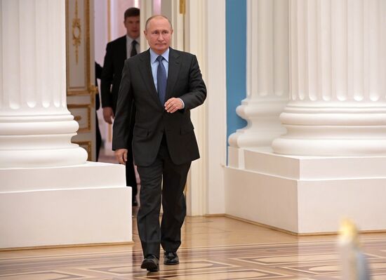 Президент РФ В. Путин встретился с избранными главами субъектов РФ