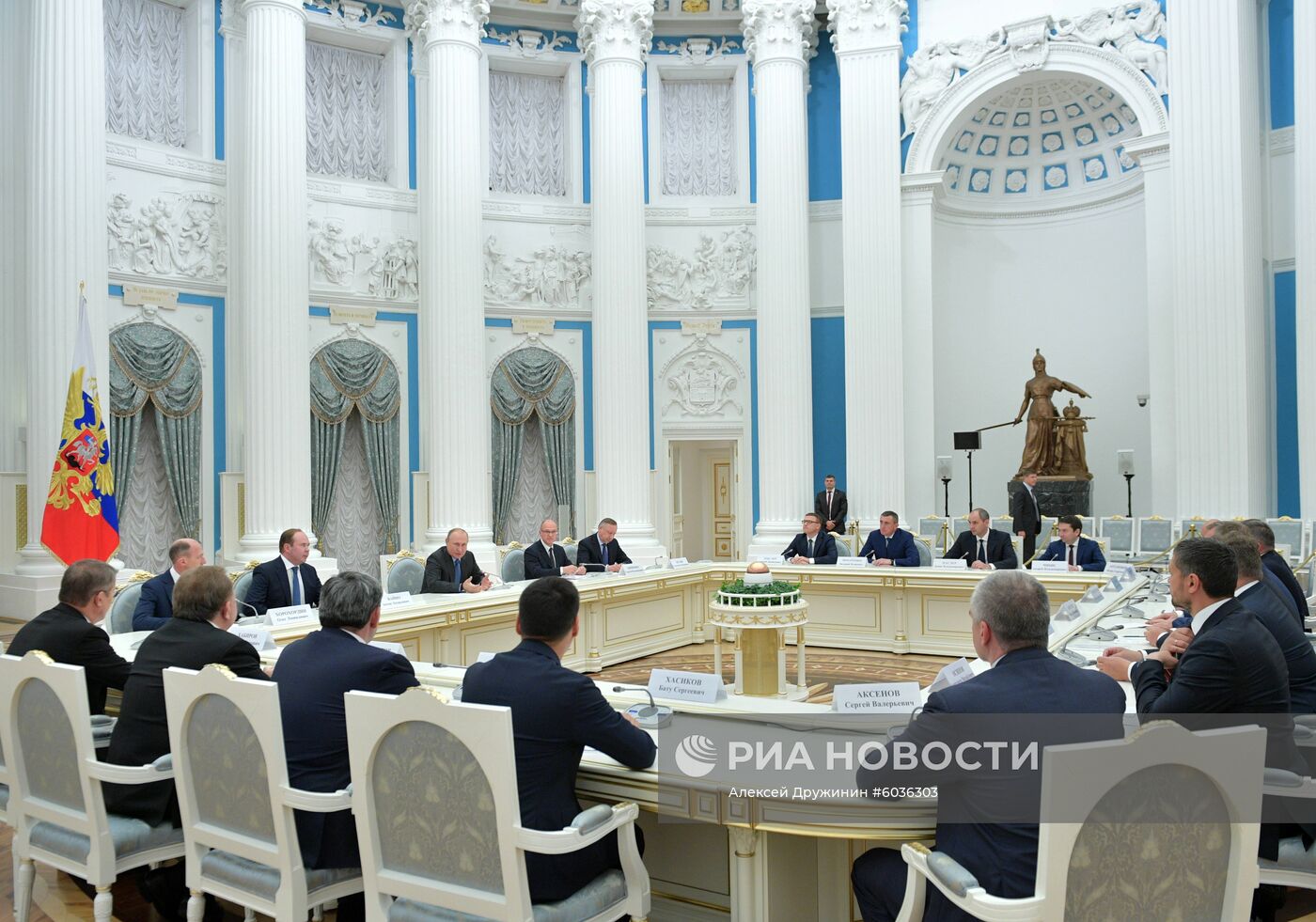 Президент РФ В. Путин встретился с избранными главами субъектов РФ