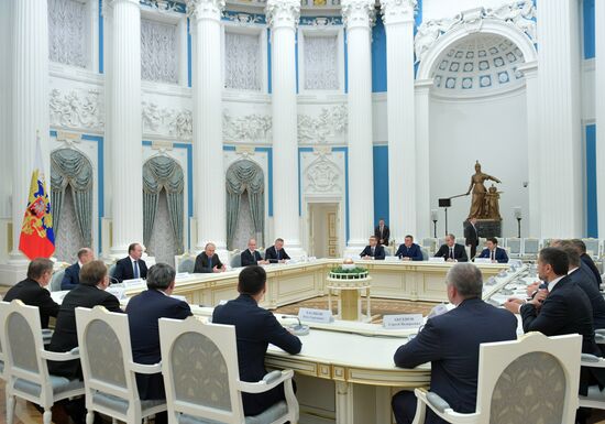 Президент РФ В. Путин встретился с избранными главами субъектов РФ