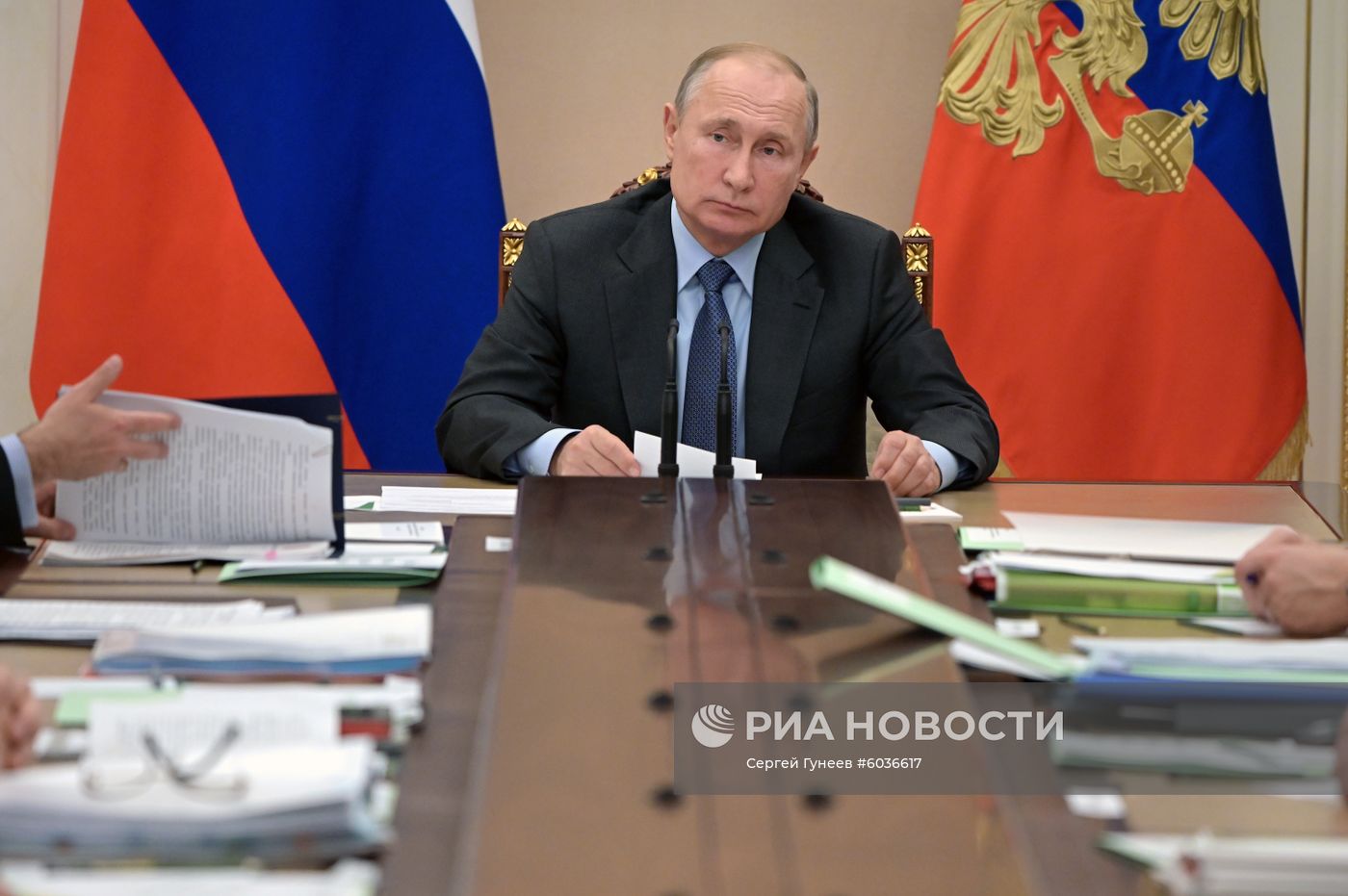 Президент РФ В. Путин провел совещание с членами правительства РФ