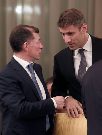 Премьер-министр РФ Д. Медведев провел заседание правительства РФ
