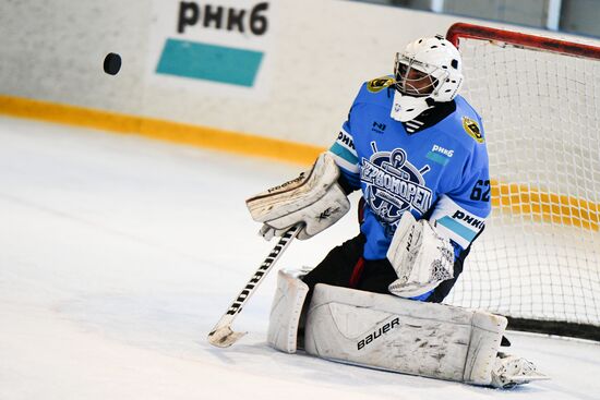 Хоккейный матч между командами звезд и ЧФ РФ в Севастополе