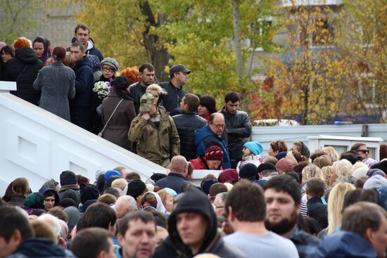 Прощание с убитой в Саратове Лизой Киселевой