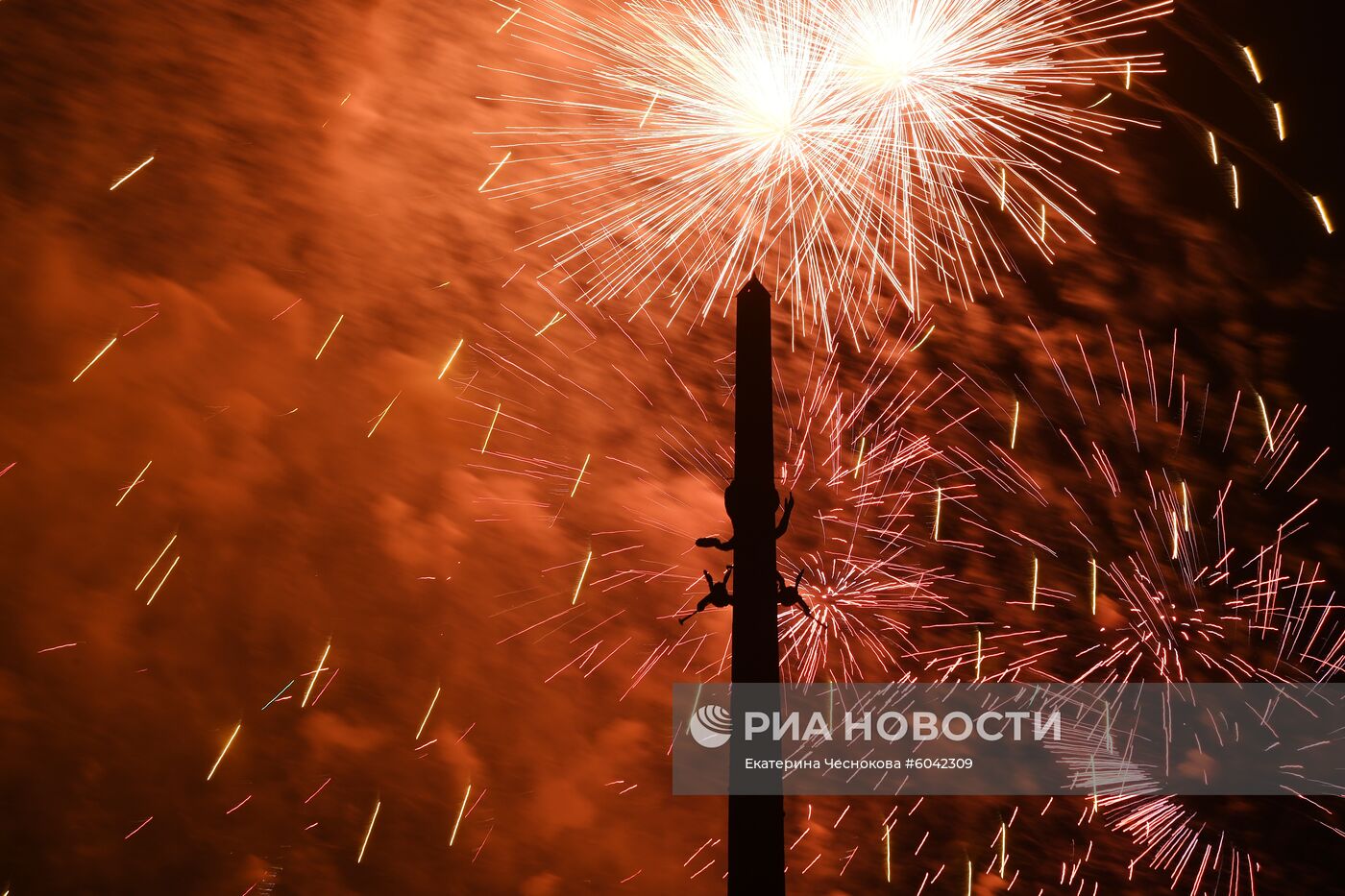 Салют в честь 75-летия освобождения Риги от немецко-фашистских захватчиков