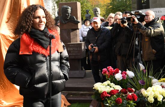 Открытие памятника Д. Хворостовскому на Новодевичьем кладбище