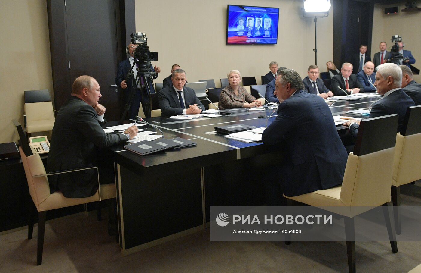Президент РФ В. Путин провел совещание по вопросам ликвидации последствий паводков