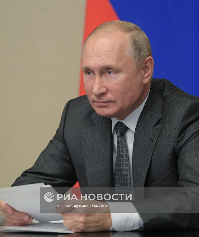 Президент РФ В. Путин провел совещание по вопросам ликвидации последствий паводков