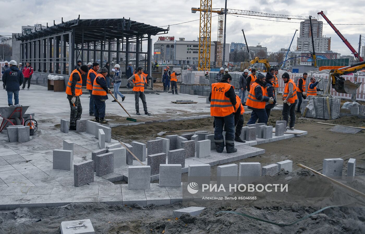 Строительство станции метро "Окская" 