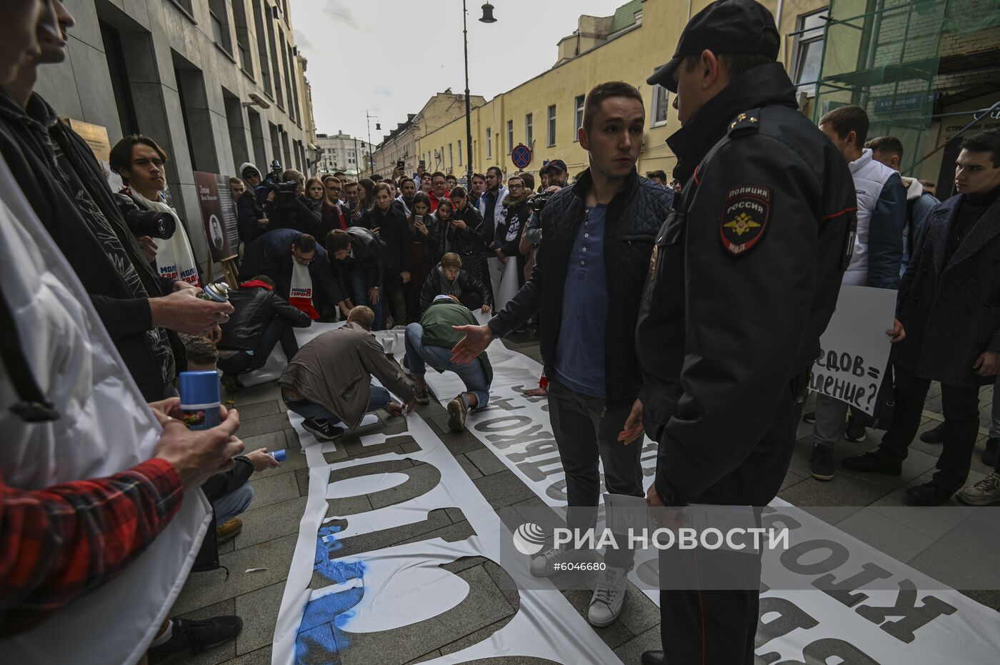 Пикет "Молодой Гвардии" у посольства Эстонии в РФ 