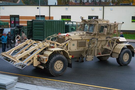 Церемония передачи Латвии от США средств разминирования Husky