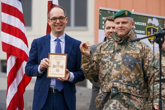 Церемония передачи Латвии от США средств разминирования Husky