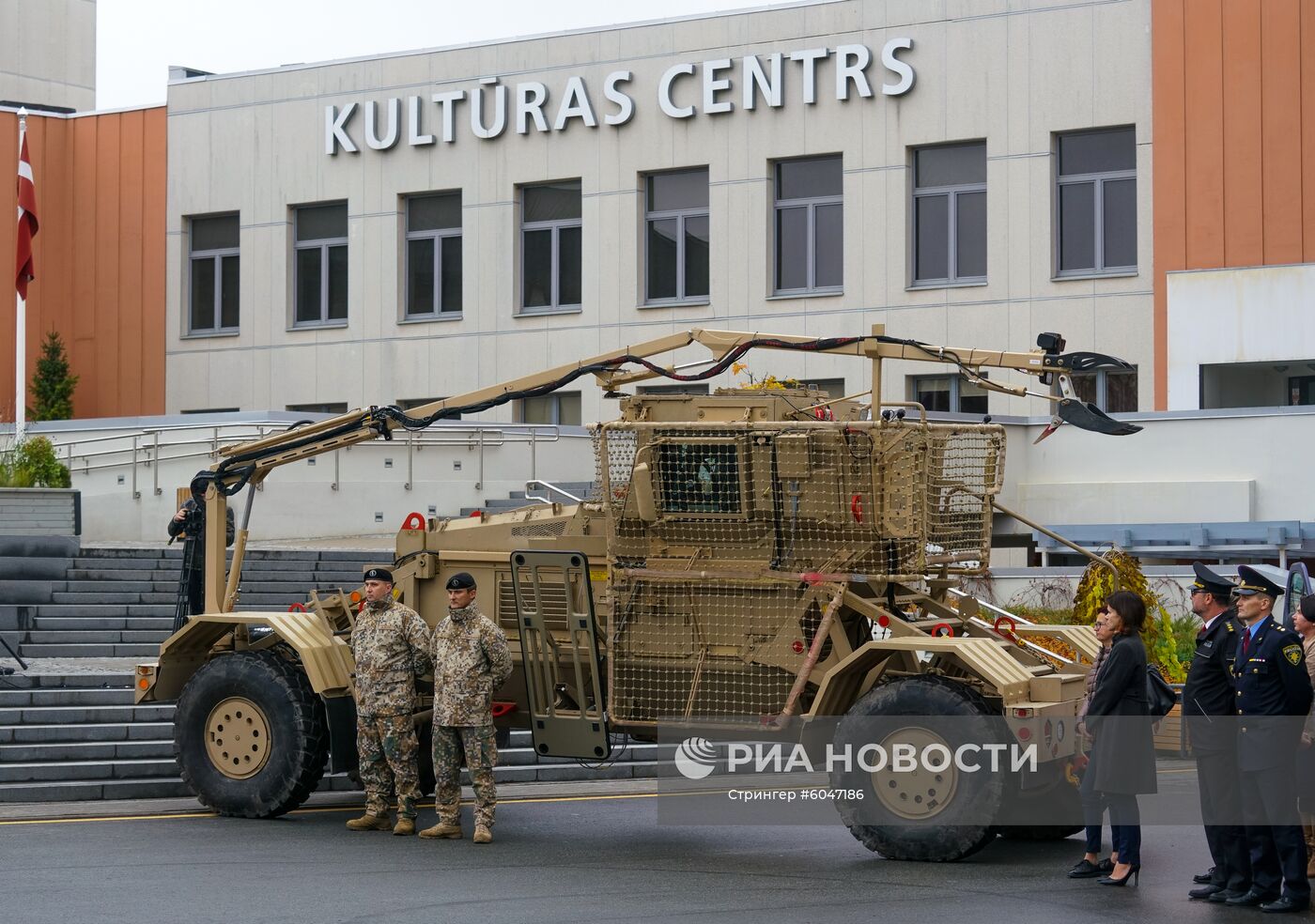 Церемония передачи Латвии от США средств разминирования Husky