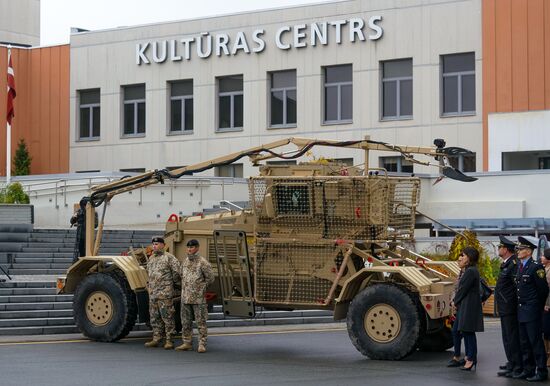 Церемония передачи Латвии от США средств разминирования Husky