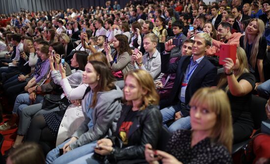 Телемост с Илоном Маском на краснодарском форуме "Дело за малым"