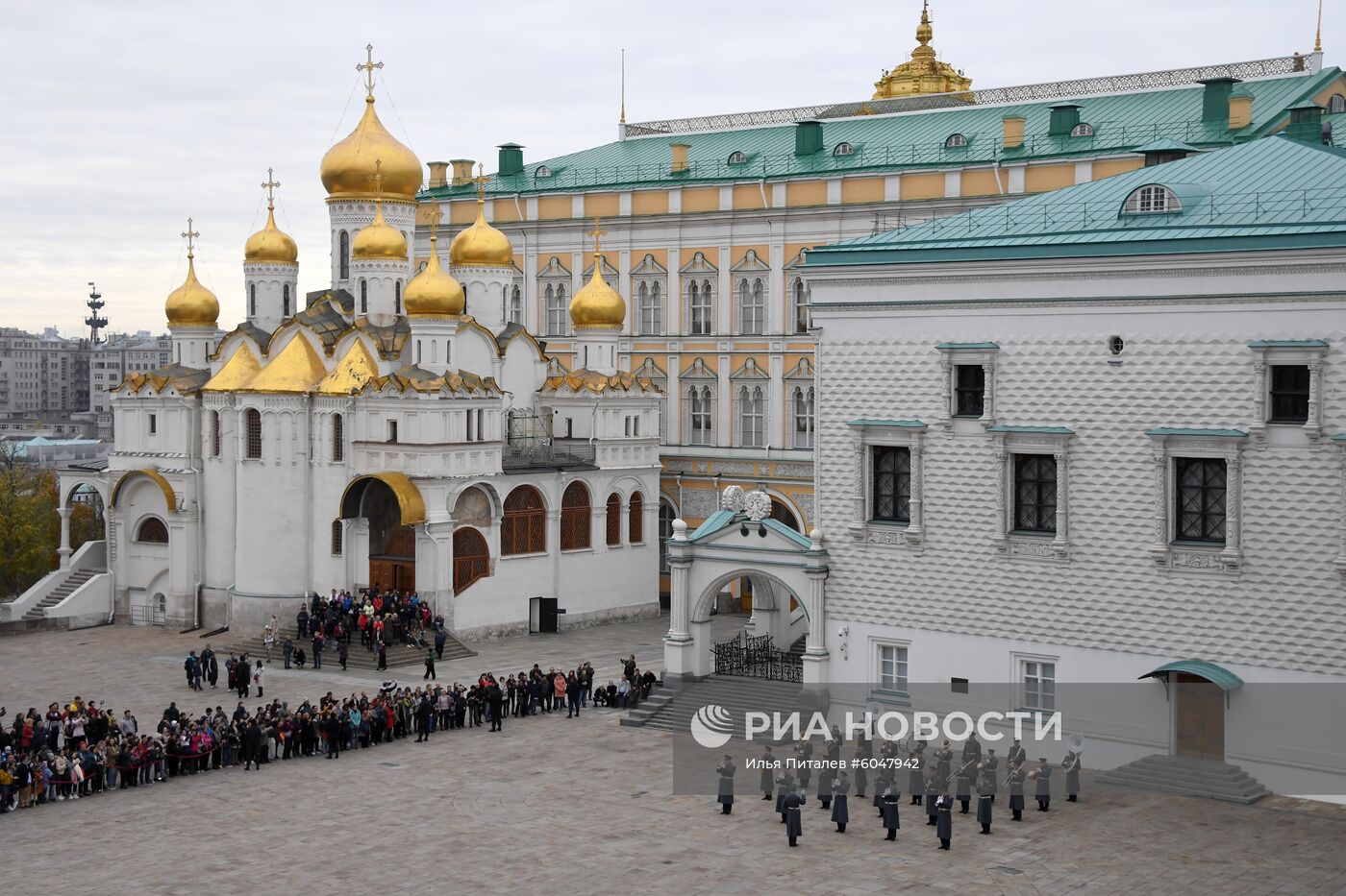 Последняя в 2019 году церемония развода пеших и конных караулов Президентского полка