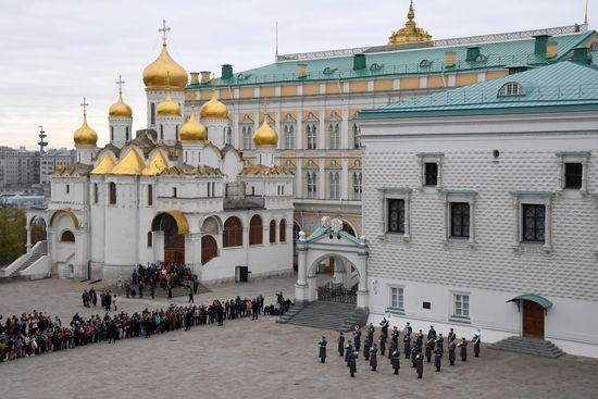 Последняя в 2019 году церемония развода пеших и конных караулов Президентского полка