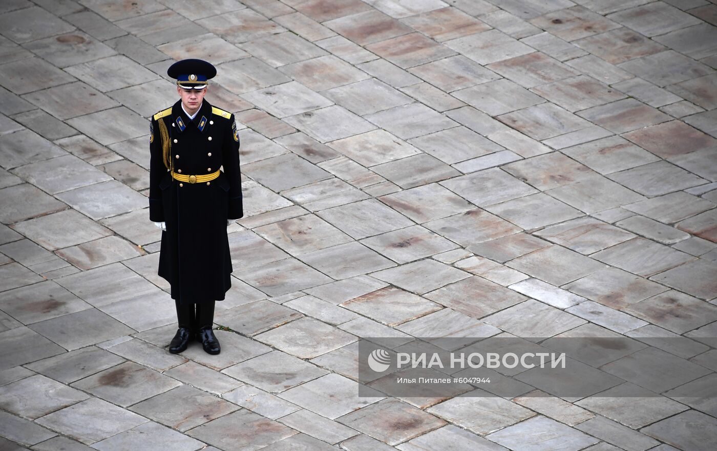 Последняя в 2019 году церемония развода пеших и конных караулов Президентского полка