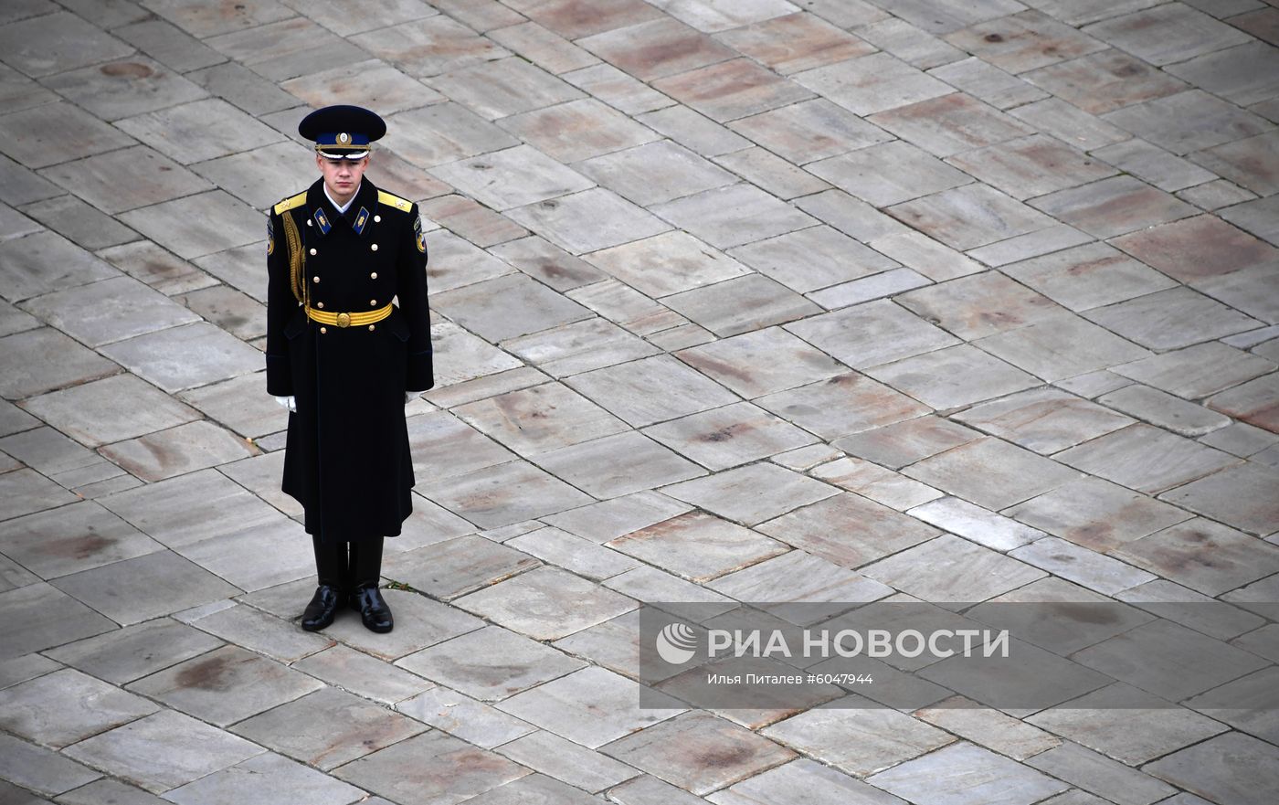 Последняя в 2019 году церемония развода пеших и конных караулов Президентского полка