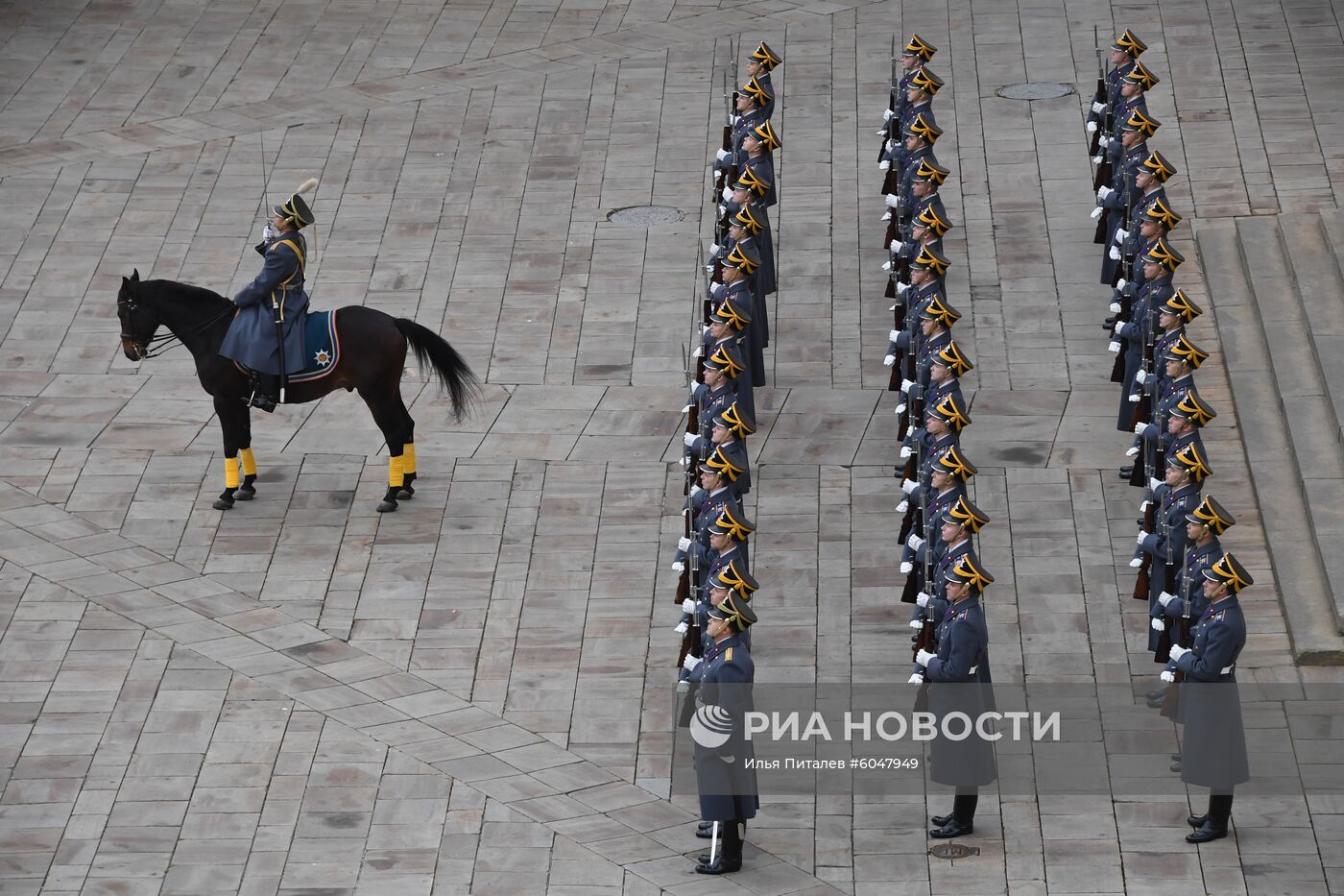 Последняя в 2019 году церемония развода пеших и конных караулов Президентского полка
