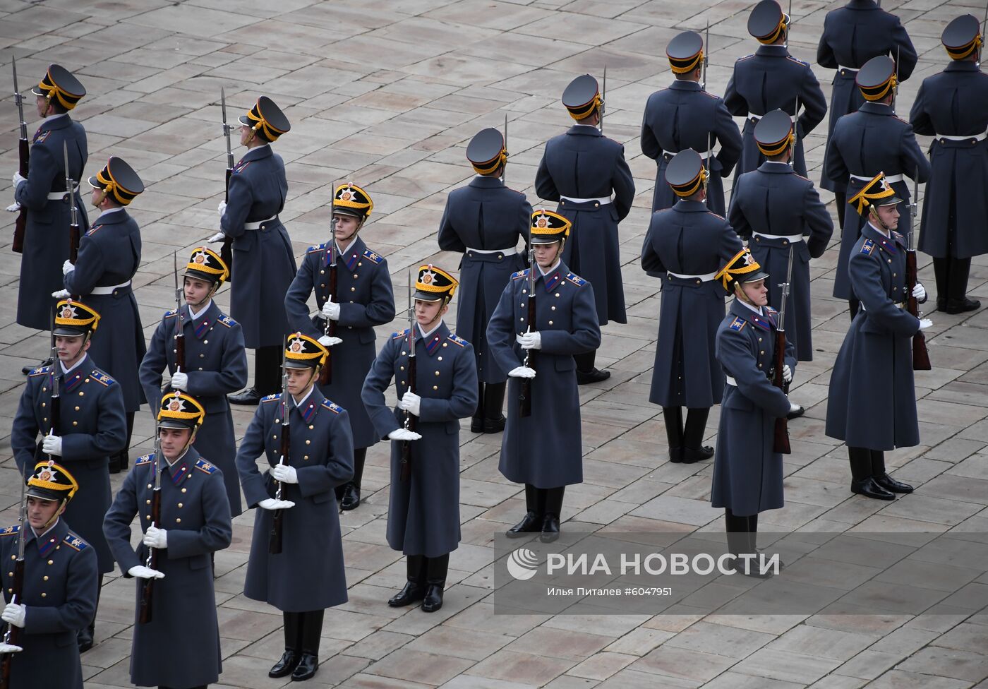 Последняя в 2019 году церемония развода пеших и конных караулов Президентского полка