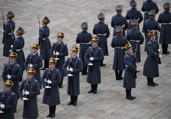 Последняя в 2019 году церемония развода пеших и конных караулов Президентского полка