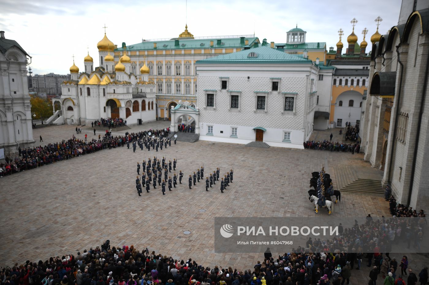 Последняя в 2019 году церемония развода пеших и конных караулов Президентского полка