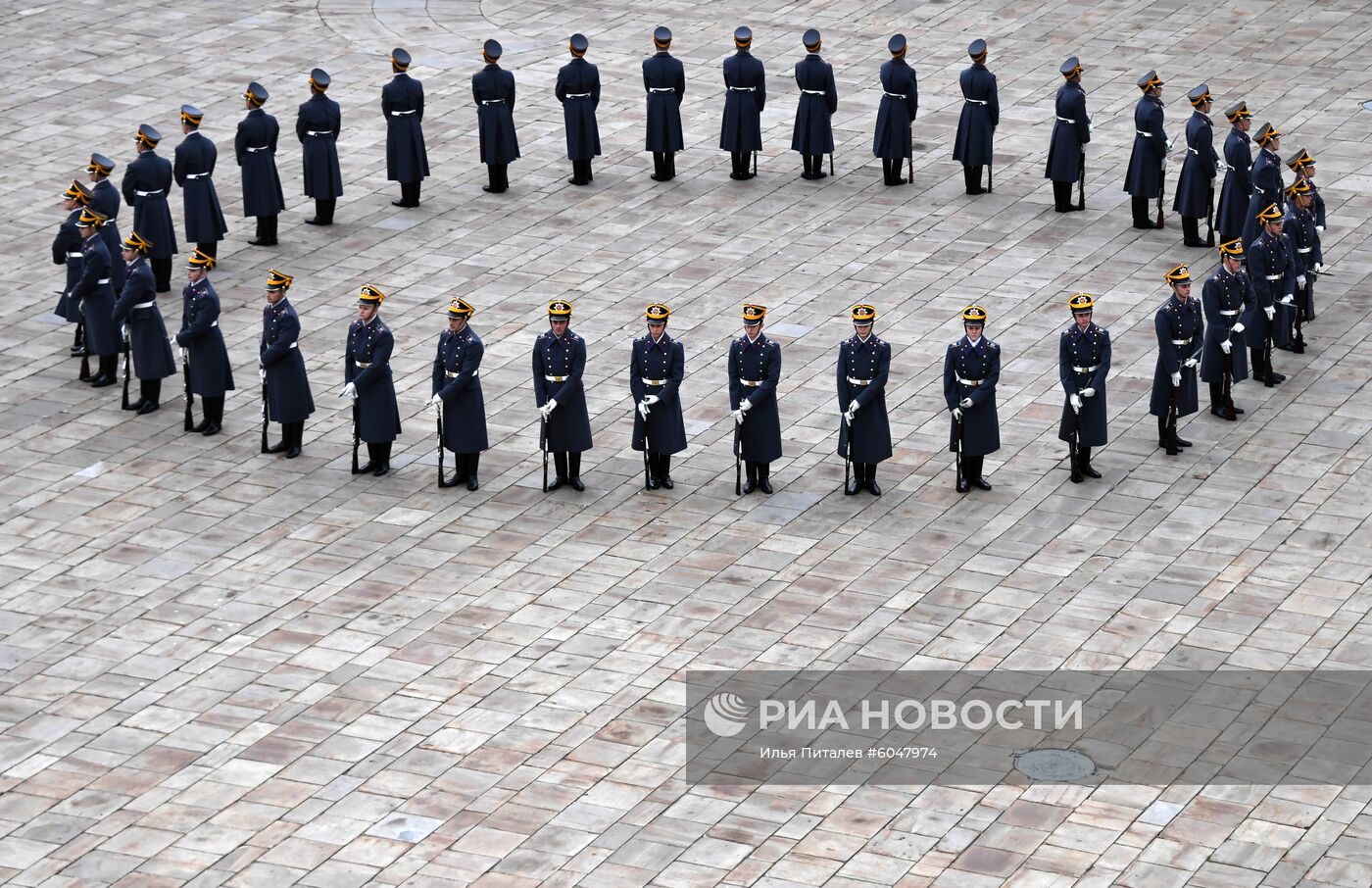 Последняя в 2019 году церемония развода пеших и конных караулов Президентского полка