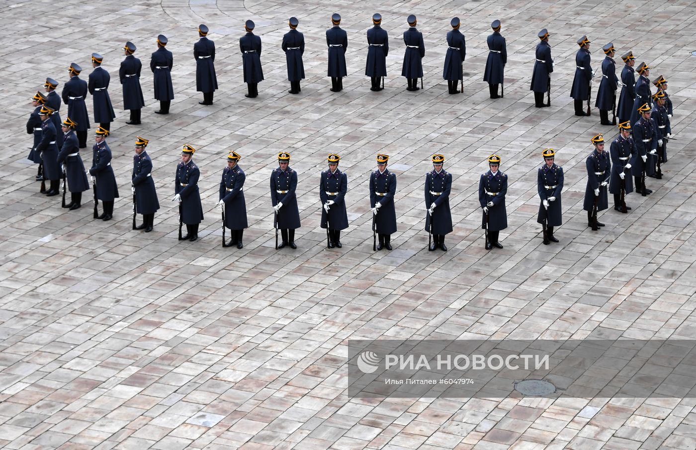 Последняя в 2019 году церемония развода пеших и конных караулов Президентского полка