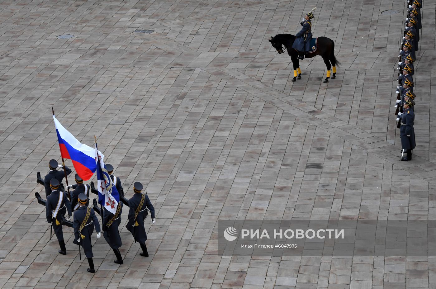 Последняя в 2019 году церемония развода пеших и конных караулов Президентского полка