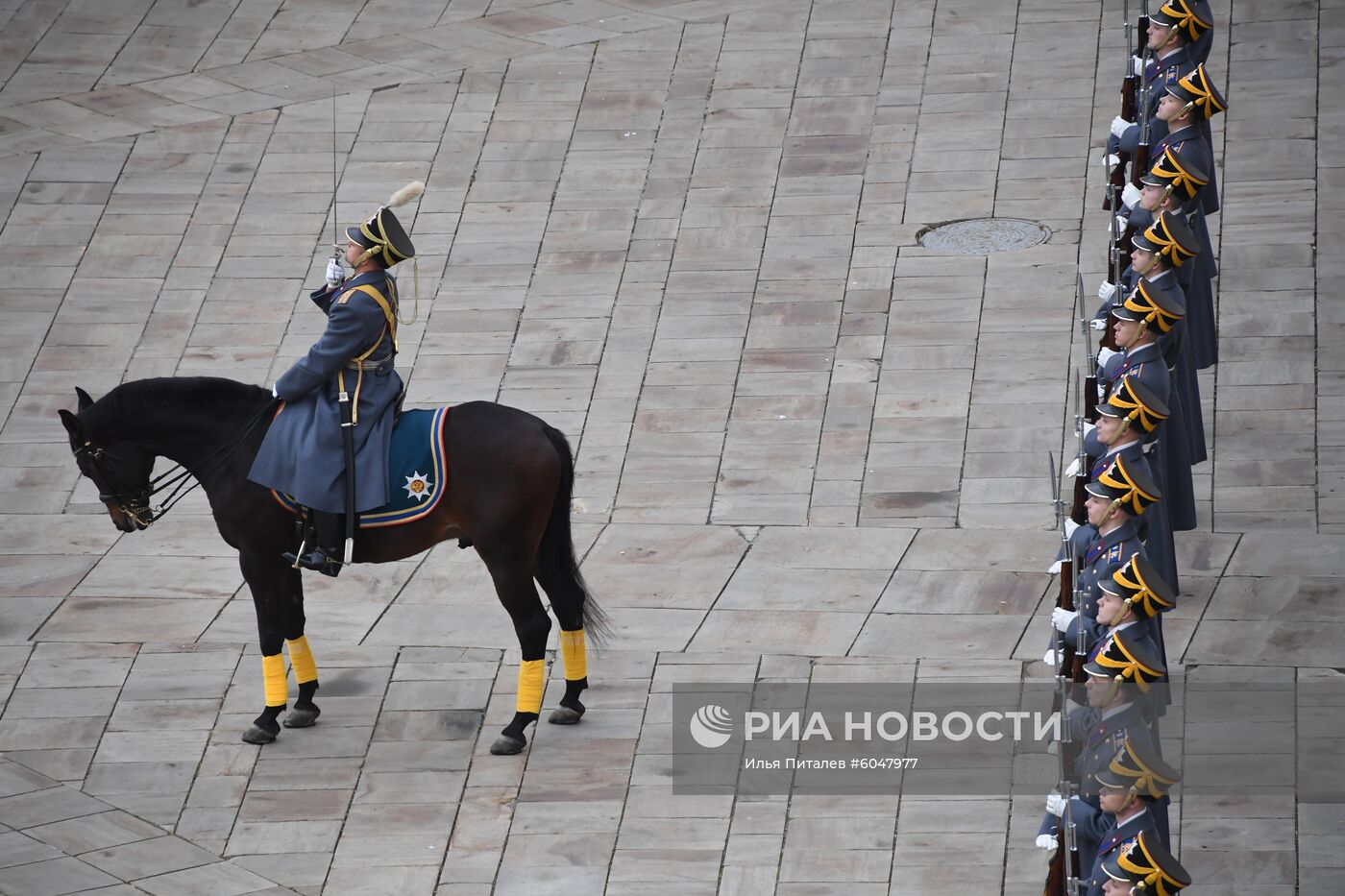 Последняя в 2019 году церемония развода пеших и конных караулов Президентского полка