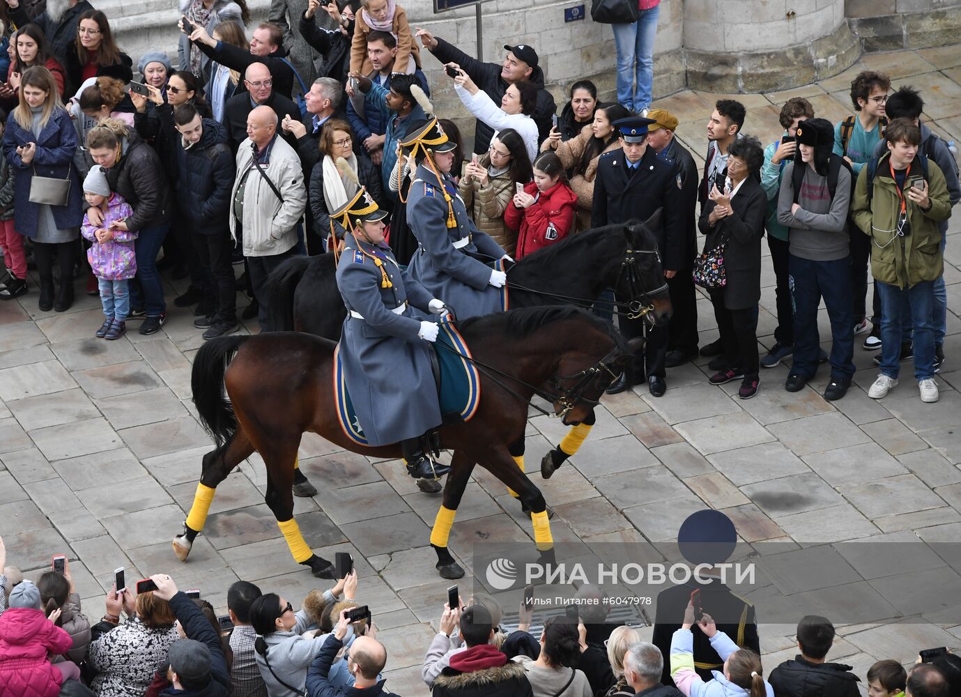 Последняя в 2019 году церемония развода пеших и конных караулов Президентского полка