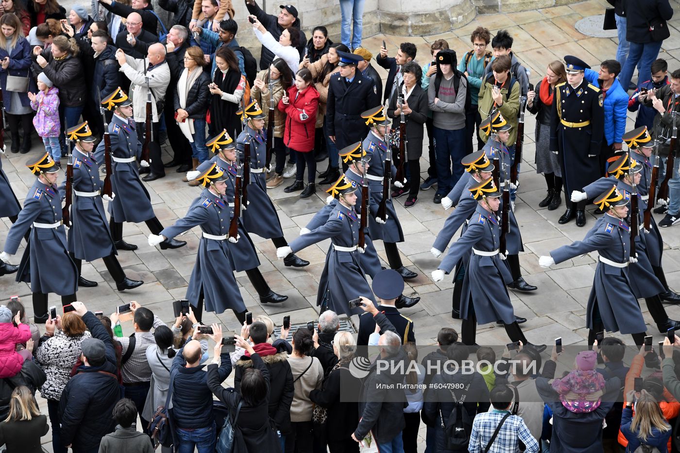 Последняя в 2019 году церемония развода пеших и конных караулов Президентского полка