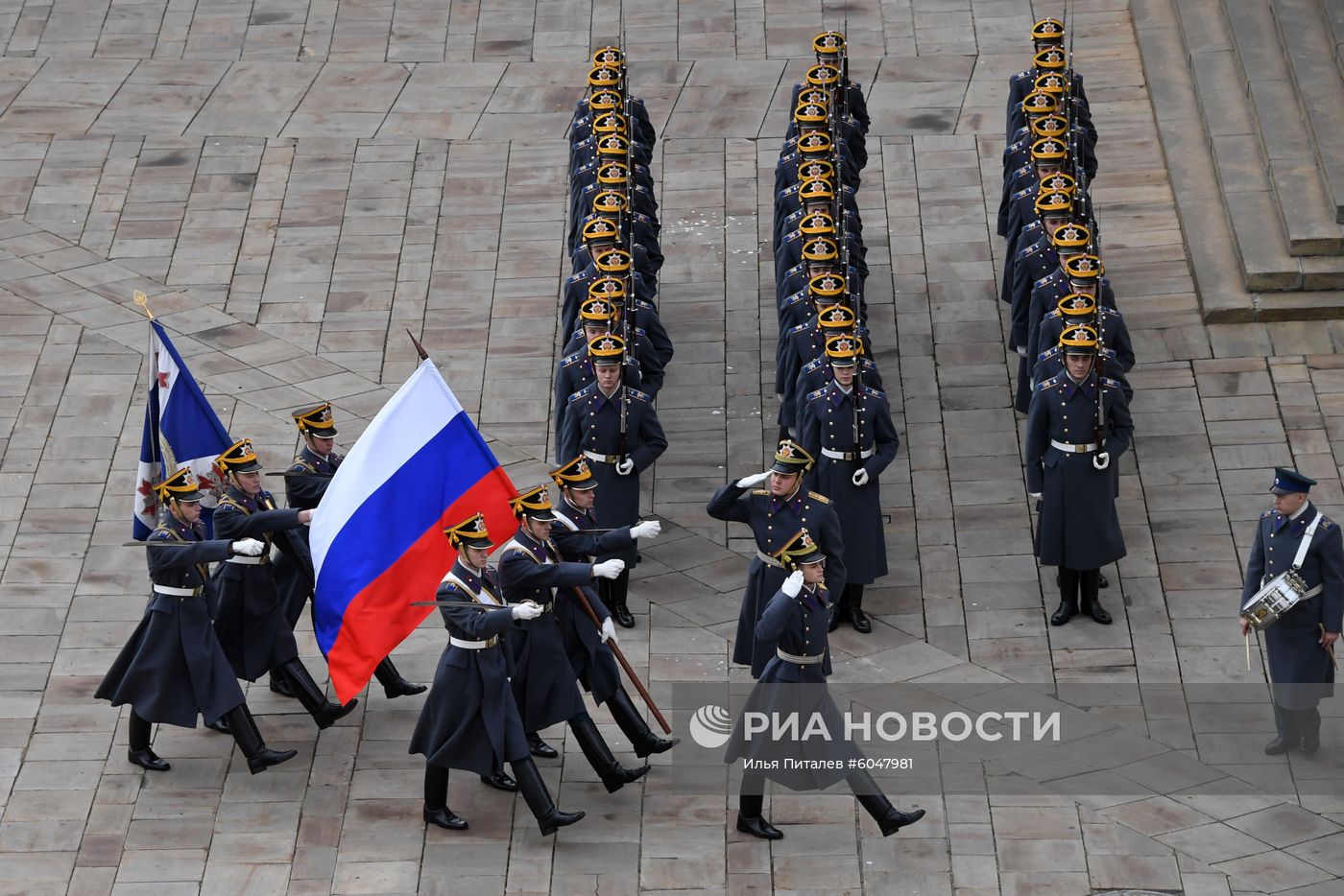 Последняя в 2019 году церемония развода пеших и конных караулов Президентского полка