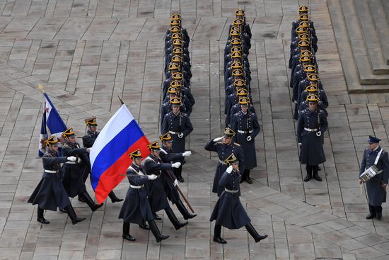 Последняя в 2019 году церемония развода пеших и конных караулов Президентского полка