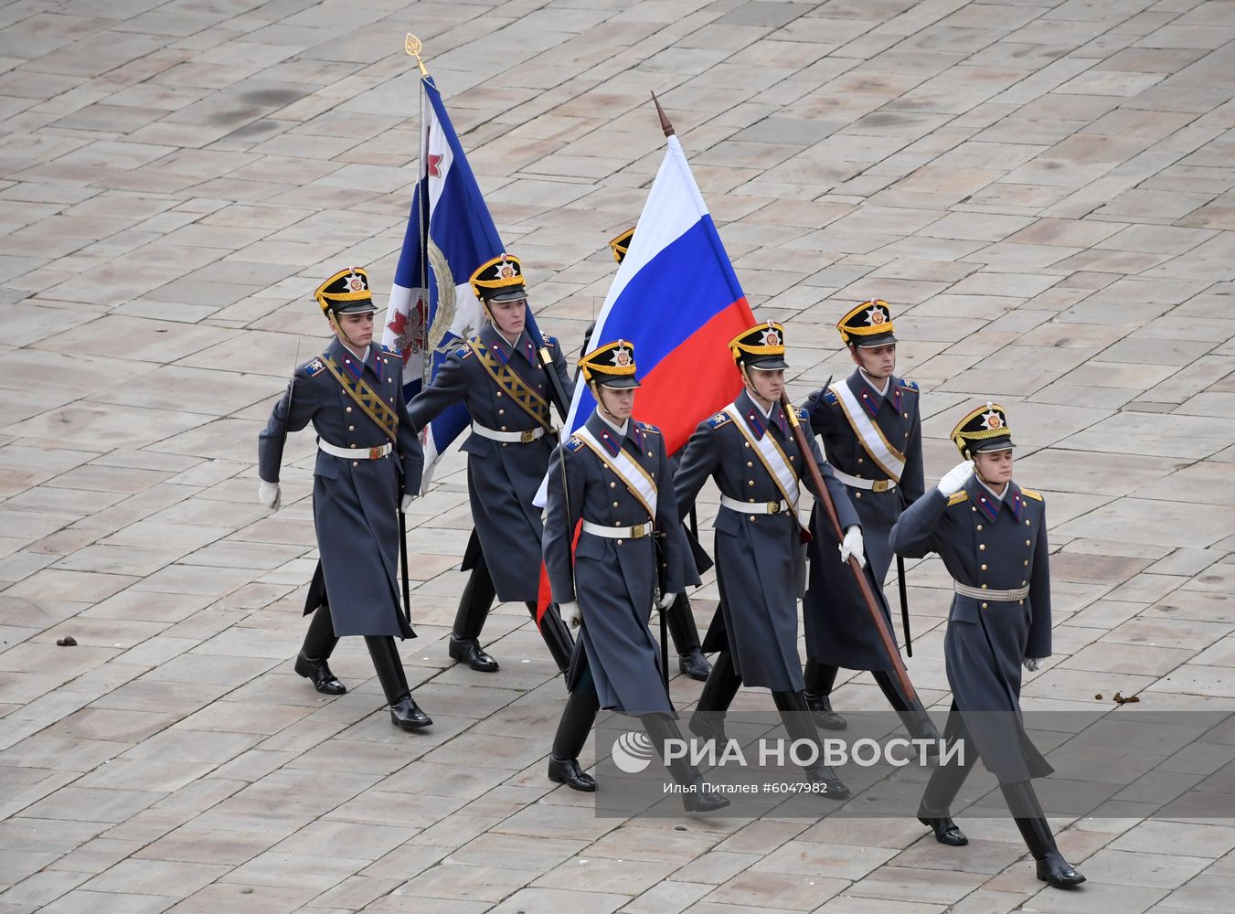 Последняя в 2019 году церемония развода пеших и конных караулов Президентского полка