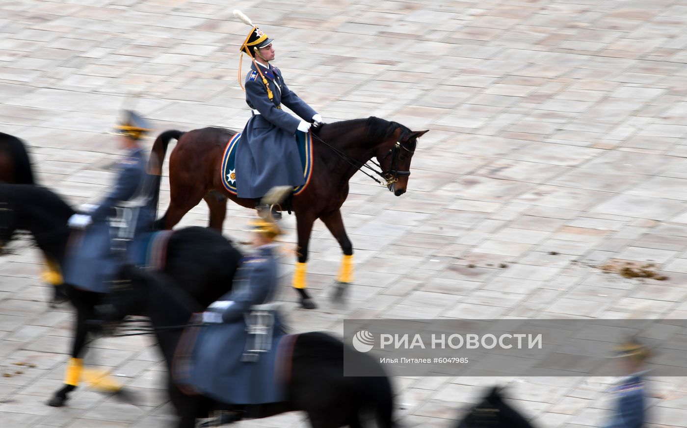Последняя в 2019 году церемония развода пеших и конных караулов Президентского полка