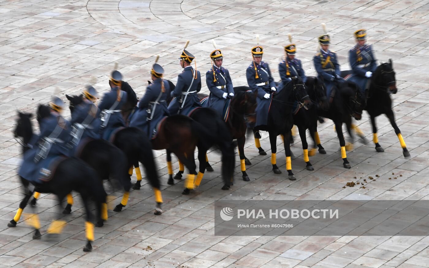 Последняя в 2019 году церемония развода пеших и конных караулов Президентского полка