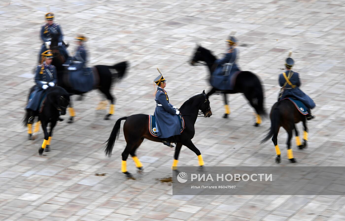 Последняя в 2019 году церемония развода пеших и конных караулов Президентского полка