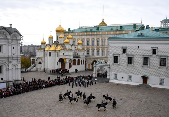 Последняя в 2019 году церемония развода пеших и конных караулов Президентского полка