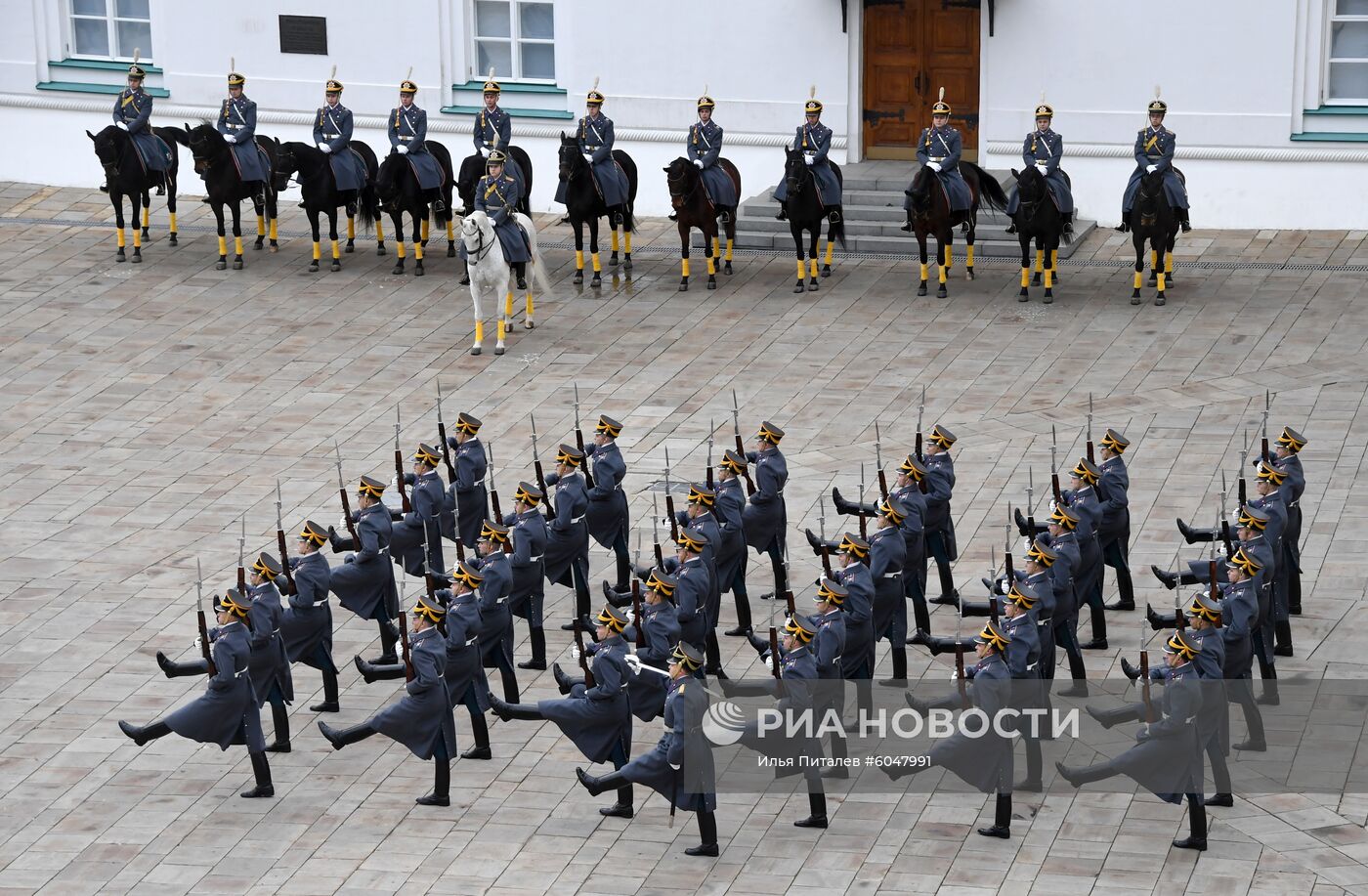 Последняя в 2019 году церемония развода пеших и конных караулов Президентского полка