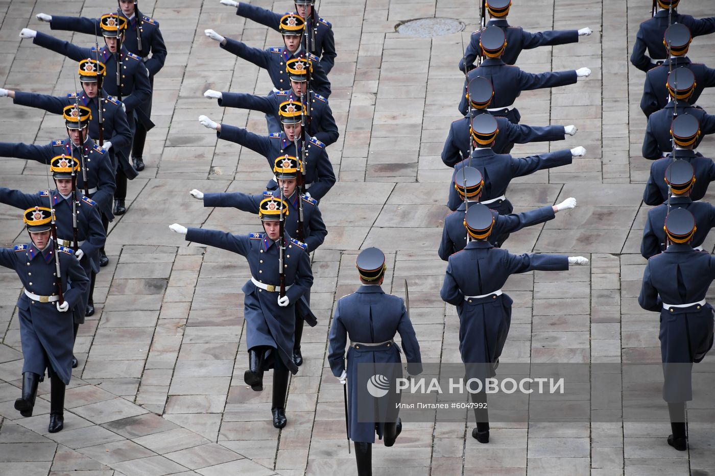 Последняя в 2019 году церемония развода пеших и конных караулов Президентского полка