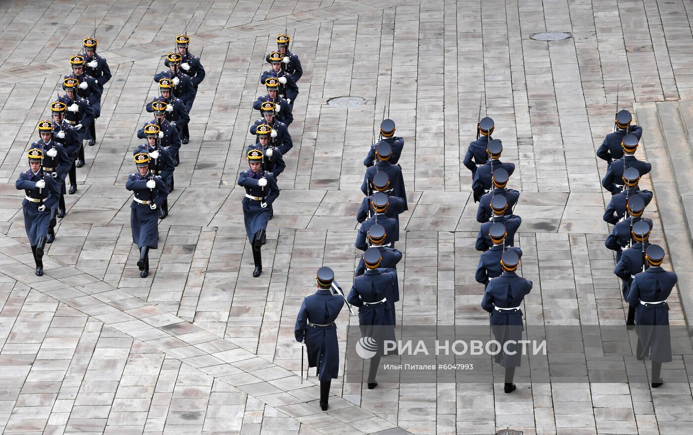 Последняя в 2019 году церемония развода пеших и конных караулов Президентского полка