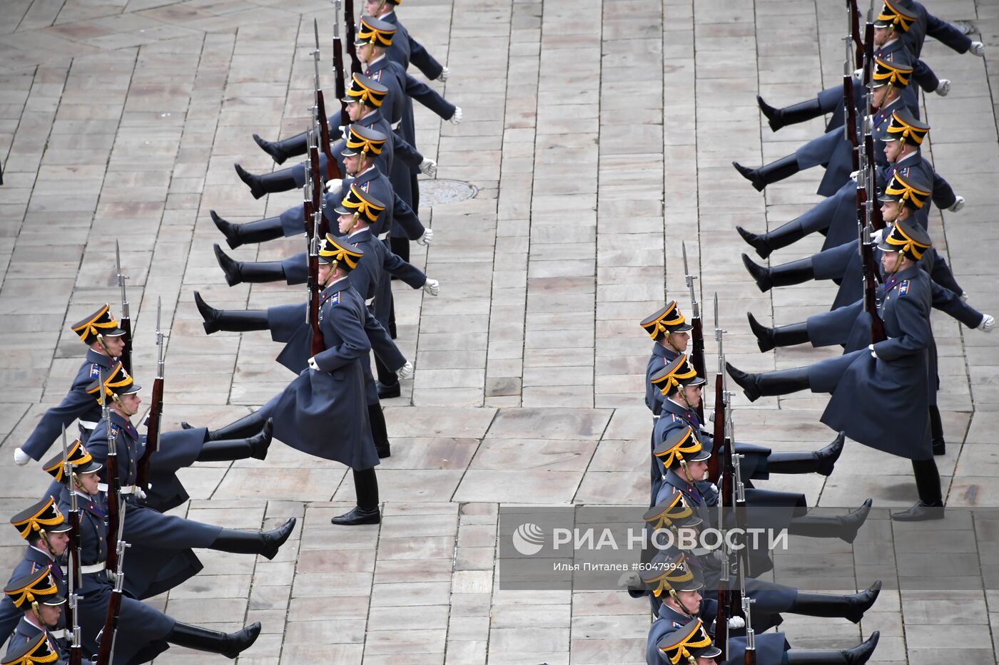 Последняя в 2019 году церемония развода пеших и конных караулов Президентского полка