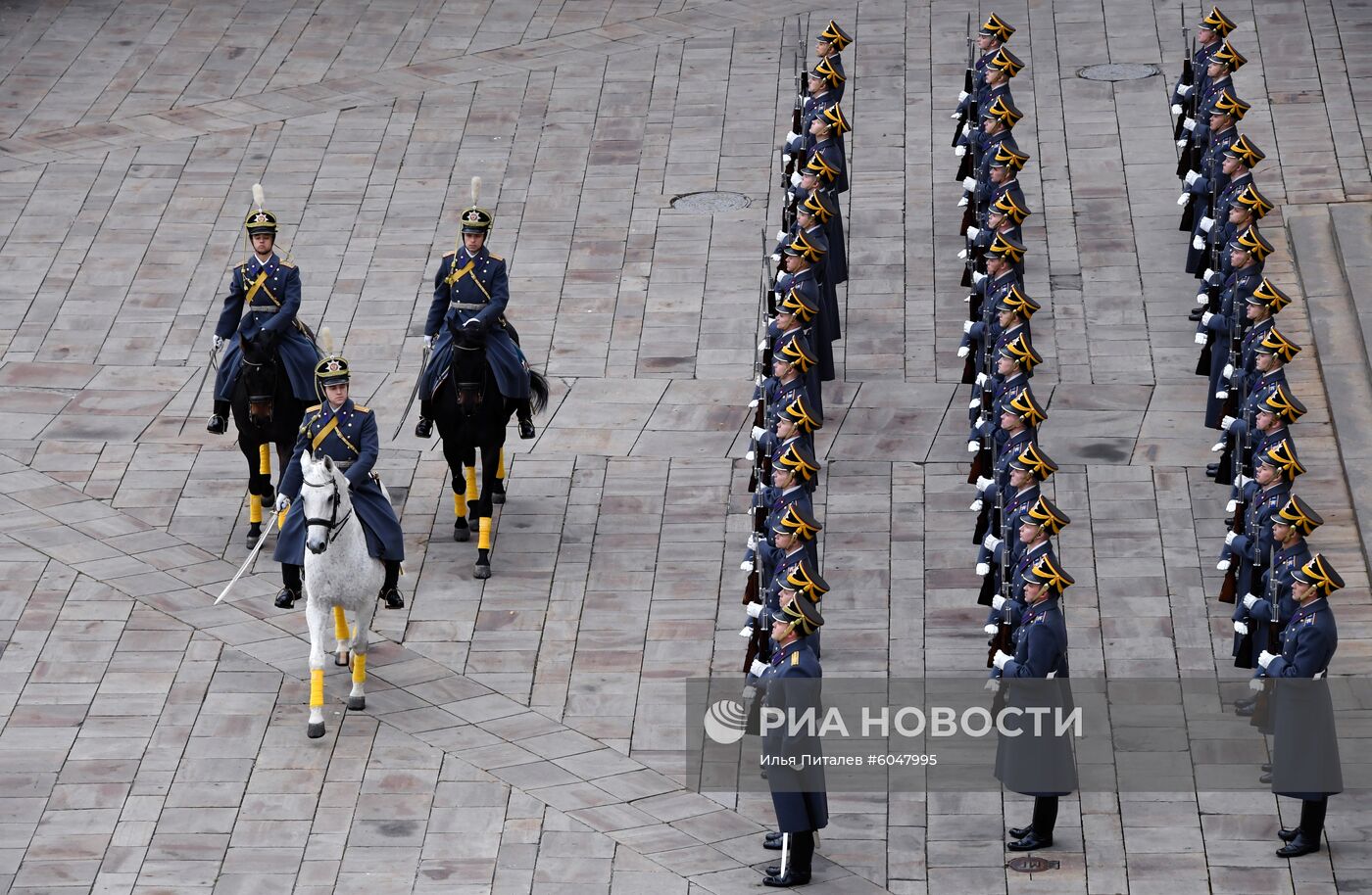 Последняя в 2019 году церемония развода пеших и конных караулов Президентского полка