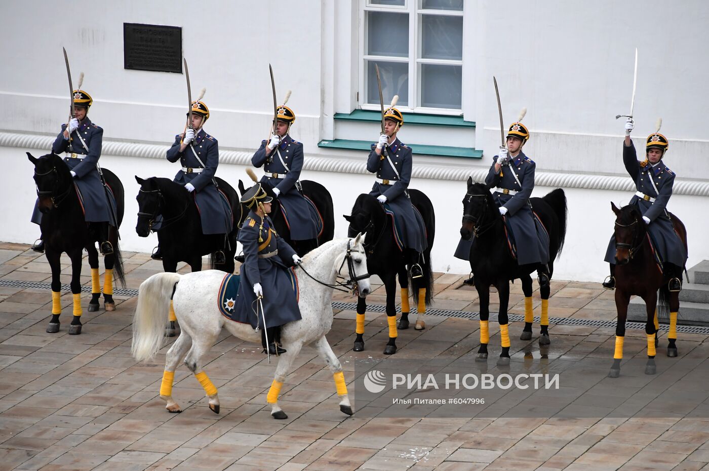 Последняя в 2019 году церемония развода пеших и конных караулов Президентского полка