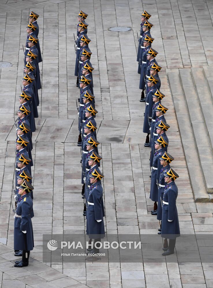 Последняя в 2019 году церемония развода пеших и конных караулов Президентского полка