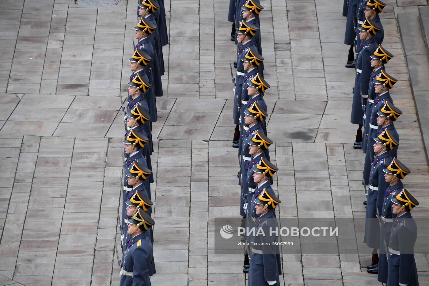 Последняя в 2019 году церемония развода пеших и конных караулов Президентского полка