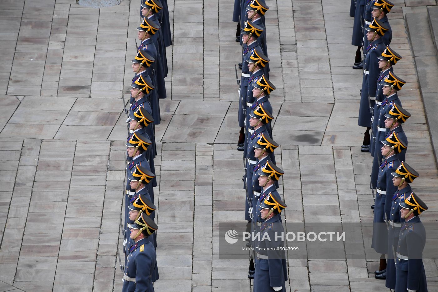 Последняя в 2019 году церемония развода пеших и конных караулов Президентского полка